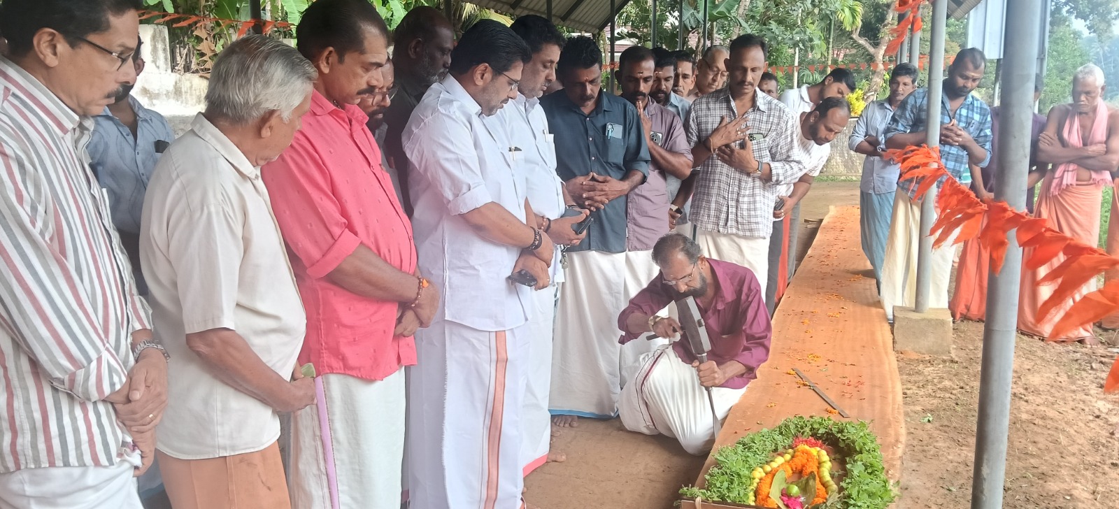 മുതവഴി പള്ളിയോട പുനഃരുദ്ധാരണത്തിന് ഉളികുത്തി